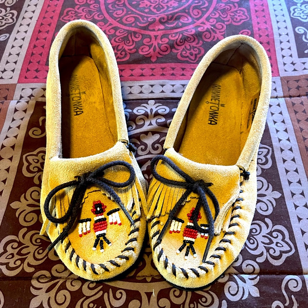 Minnetonka thunderbird moccasins - almost new!